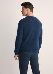 Granatowy sweter męski z wełną SWEMT-0171-68(Z25), widok produktu z tyłu na modelu. Widoczna połowa sylwetki.