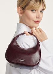 Mała skórzana bordowa torebka hobo TORES-1174-49(Z25), zbliżenie na modelce na białym tle. 