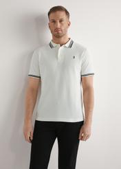 Kremowa męska koszulka polo POLMT-0091-0B(W26), widok produktu z przodu na modelu. Widoczna połowa sylwetki.