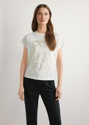 Kremowy T-shirt damski ze złotym nadrukiem TSHDT-0162-0B(W26), widok produktu z przodu na modelce. Widoczna połowa sylwetki.