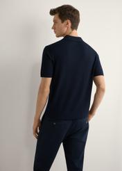 Granatowa koszulka polo z jedwabiem POLMT-0094-7E(W26), widok produktu od tyłu na modelu, widoczna połowa sylwetki.