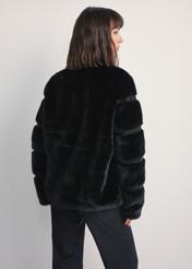 Czarne futro damskie z aplikacjami FUTDP-0067-99(Z25) - widok produktu z tyłu na modelce na białym tle. Widoczna sylwetka do kolan.