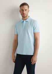 Błękitna koszulka polo męska POLMT-0089-7A(W26), widok produktu z przodu na modelu. Widoczna połowa sylwetki.