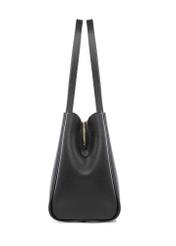 Czarna torebka shopper damska TOREC-1183-99(W26) - widok produktu z boku, na białym tle. 
