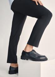 Czarne skórzane buty męskie BUTYM-0524-99(Z25), widok produktu na stopach modela na jasnym tle.