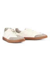 Skórzane męskie buty sportowe BUTYM-0487-0B(W26), widok produktu skosem na białym tle.
