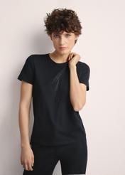 Czarny T-shirt damski z logo TSHDT-0148-99(Z25), widok produktu z przodu na modelce. Widoczna połowa sylwetki.