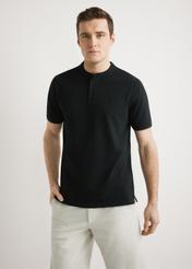 Czarna męska koszulka polo POLMT-0095-99(W26), widok produktu z przodu na modelu. Widoczna połowa sylwetki.