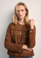 Zamszowa kurtka damska w kolorze koniaku KURDS-0584-1F(W26) - widok produktu z przody, na modelce, na jasnym tle. Widoczna połowa sylwetki. 