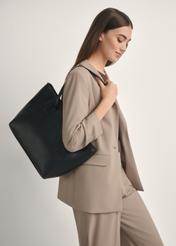 Czarna shopperka damska TOREC-1162-99(W26), widok produktu od przodu na modelce, widoczna połowa sylwetki.