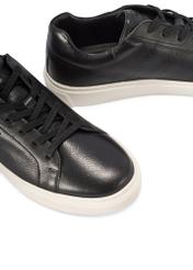 Czarne skórzane sneakersy męskie BUTYM-0486-99(W26), zbliżenie na detal produktu na białym tle.