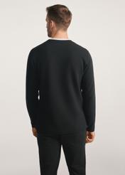 Czarny longsleeve męski LSLMT-0007-99(Z24), widok produktu od tyłu na modelu, widoczne pół sylwetki.