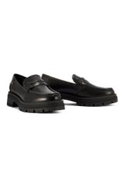 Czarne skórzane loafersy damskie BUTYD-1069-99(W26) - widok produktu po skosie, na białym tle