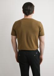 Bawełniany T-shirt męski w kolorze khaki TSHMT-0088-8D(W26), widok produktu z tyłu na modelu. Widoczna połowa sylwetki.