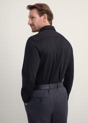 Czarna elegancka koszula męska KOSMT-0339-99(Z25), widok produktu z tyłu na modelu. Widoczna połowa sylwetki.