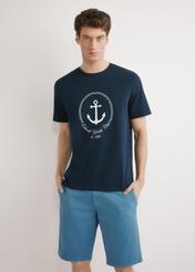 Granatowy T-shirt męski z nadrukiem TSHMT-0147-7E(W26), widok produktu z przodu, na modelu, na jasnym tle. Widoczna połowa sylwetki.  