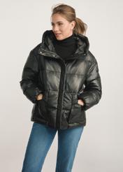 Czarna skórzana ocieplana kurtka damska KURDS-0561-5344(Z25) - widok produktu z przodu na modelce na białym tle. Widoczna sylwetka do kolan.
