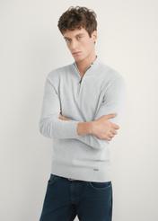 Jasnoszary sweter męski ze stójką SWEMT-0189-9A(W26) - widok produktu z przodu, na modelu, na jasnym tle. Widoczna połowa sylwetki.