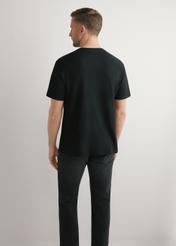 Czarny prążkowany t-shirt męski TSHMT-0142-99(W26), widok produktu z tyłu na modelu. Widoczna połowa sylwetki.