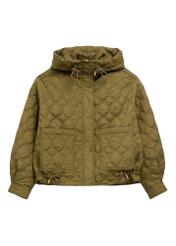 Oliwkowa krótka pikowana kurtka oversize KURDT-0660-8D(W26) - widok produktu z przodu, na białym tle. 