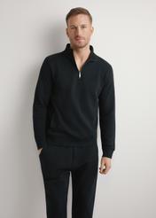 Czarna bluza męska ze stójką BLZMT-0080-99(W26) - widok produktu z przodu, na modelu, na jasnym tle. 