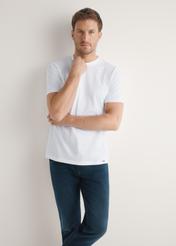 Biały bawełniany t-shirt męski TSHMT-0144-0A(W26) - widok produktu z przodu, na modelu, na jasnym tle. Widoczna sylwetka do połowy.
