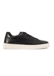 Czarne skórzane sneakersy męskie BUTYM-0486-99(W26), widok produktu z boku na białym tle.