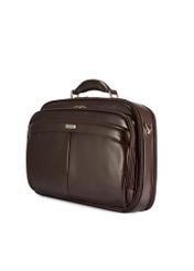 Brązowa skórzana męska torba na laptopa TORMS-0482-89(Z25), widok produktu skosem na białym tle.