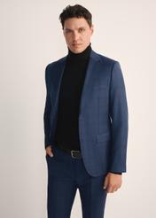 Granatowa marynarka męska MARMT-0020-69(Z25), widok produktu z przodu na modelu. Widoczna połowa sylwetki.