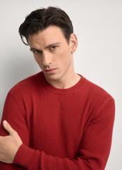 Czerwony prążkowany sweter męski SWEMT-0191-4B(W26) - widok produktu z przodu, na modelu, na jasnym tle. Widoczna sylwetka do połowy.