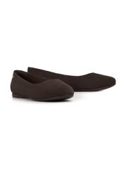 Zamszowe baleriny damskie w kolorze brązowym BUTYD-1247-1I(W26), widok produktu skosem na białym tle.