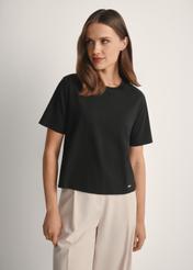 Bawełniany czarny T-shirt damski TSHDT-0138-99(W25), widok produktu od przodu na modelce, widoczna połowa sylwetki.