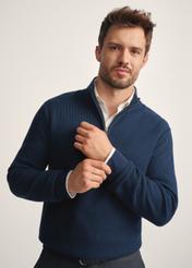 Granatowy sweter męski z suwakiem SWEMT-0167-68(Z25), widok produktu z przodu na modelu. Widoczna połowa sylwetki.