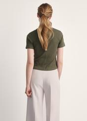 T-shirt damski w kolorze khaki TSHDT-0145-55(Z25), produkt widoczny od tyłu na modelce, widoczna cała sylwetka.