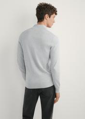 Jasnoszary sweter męski z suwakiem SWEMT-0190-9A(W26), widok produktu z tyłu na modelu. Widoczna połowa sylwetki.
