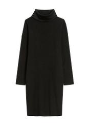 Czarna sukienka z golfem SUKDT-0206A-99(Z25), widok produktu od przodu na białym tle.