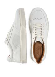 Skórzane sneakersy męskie w kolorze białym BUTYM-0484-0B(W26), widok produktu od góry i boku na białym tle.