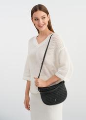 Czarna pleciona listonoszka skórzana TORES-1109-99(W25), widok przodem na modelce na białym tle. 