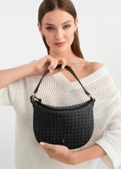 Czarna pleciona listonoszka skórzana TORES-1109-99(W25) widok na modelce przodem. 