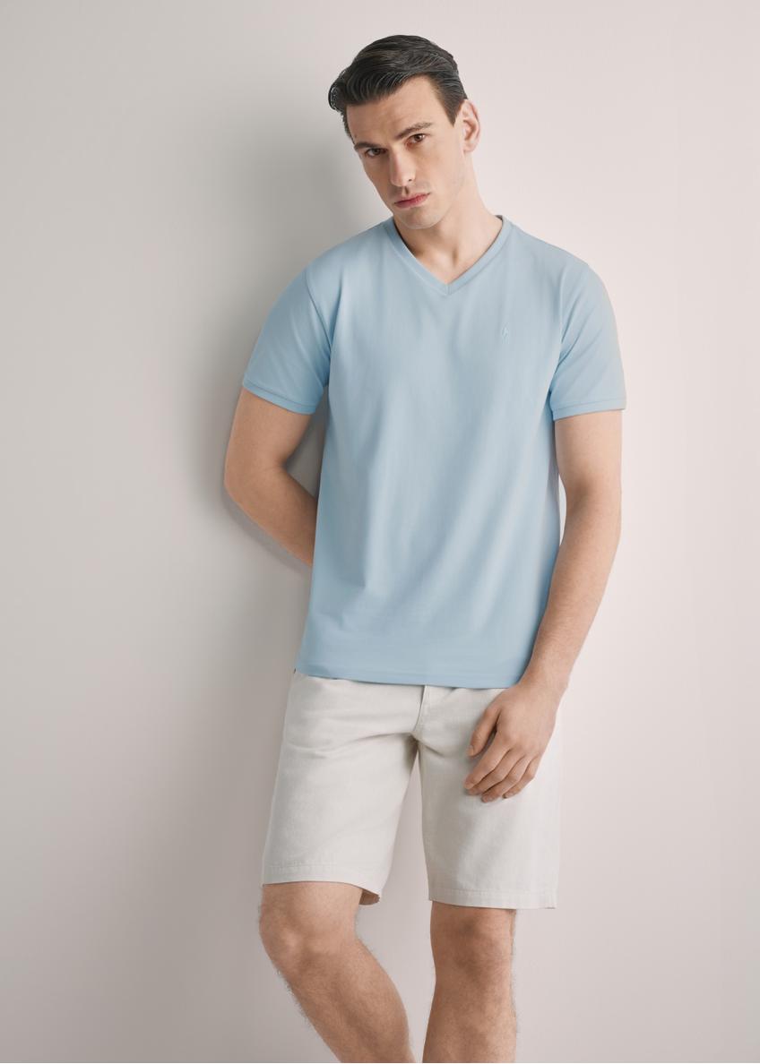 Niebieski bawełniany T-shirt męski TSHMT-0088-7A(W26), widok produktu z przodu na modelu. Widoczna połowa sylwetki.