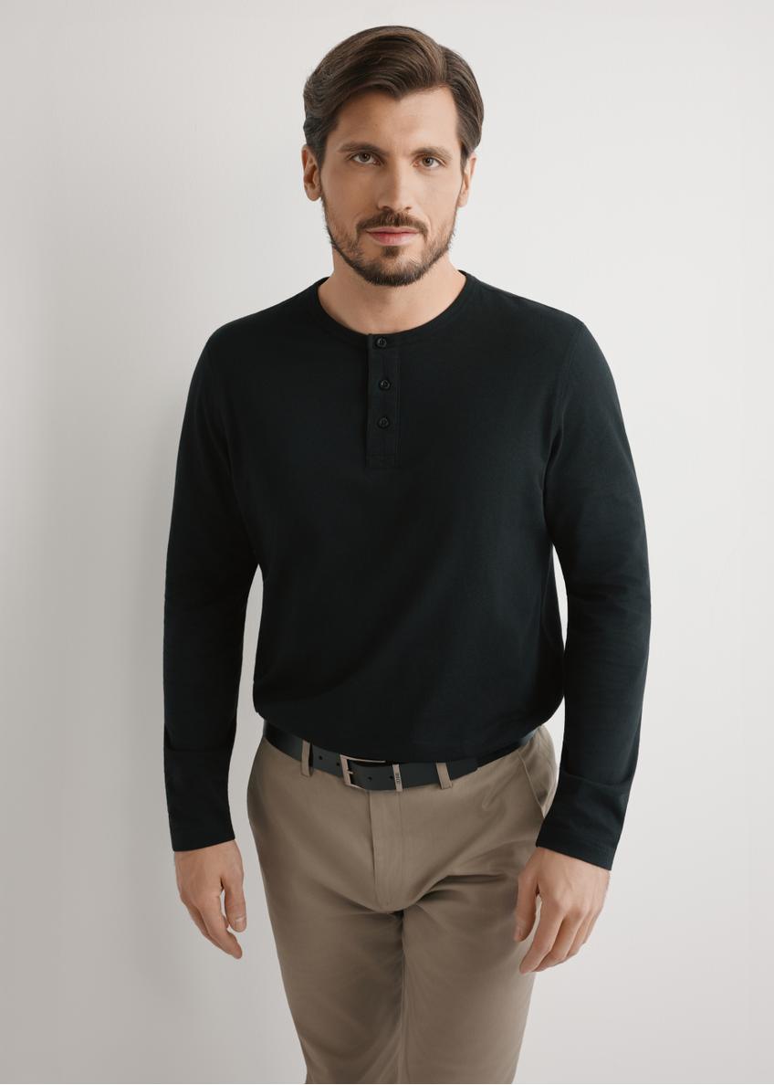 Czarny bawełniany longsleeve męski LSLMT-0010-99(W26), widok produktu z przodu na modelu. Widoczna połowa sylwetki.