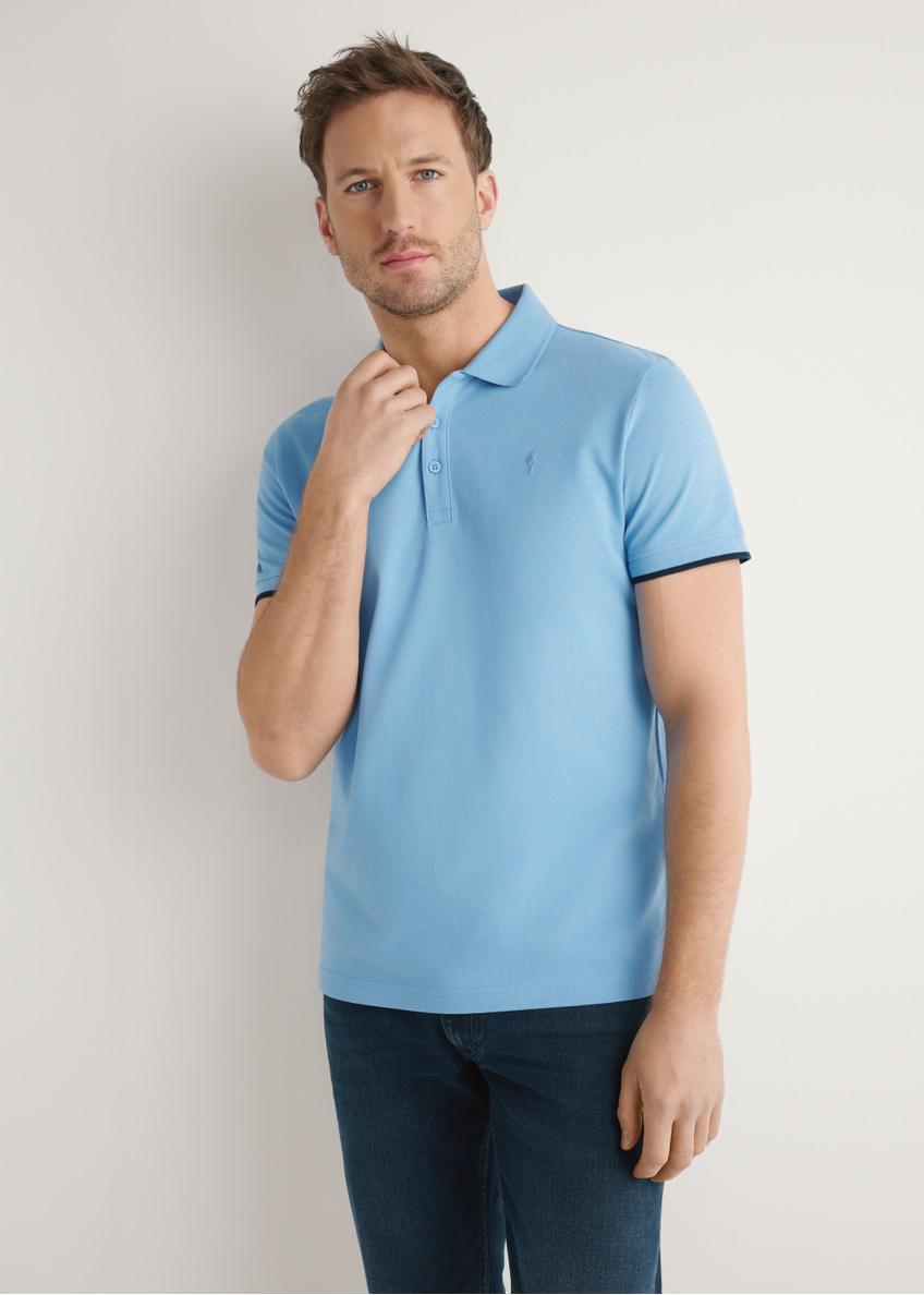 Niebieska koszulka polo z bawełny POLMT-0045B-7B(W26), widok produktu z przodu na modelu. Widoczna połowa sylwetki.