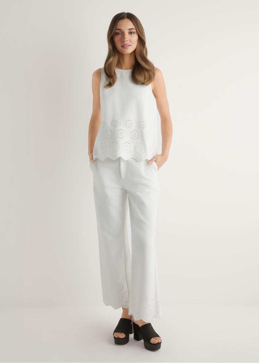 Białe spodnie damskie wide leg SPODT-0122-0B(W26), widok produktu z przodu na modelce. Widoczna cała sylwetka.