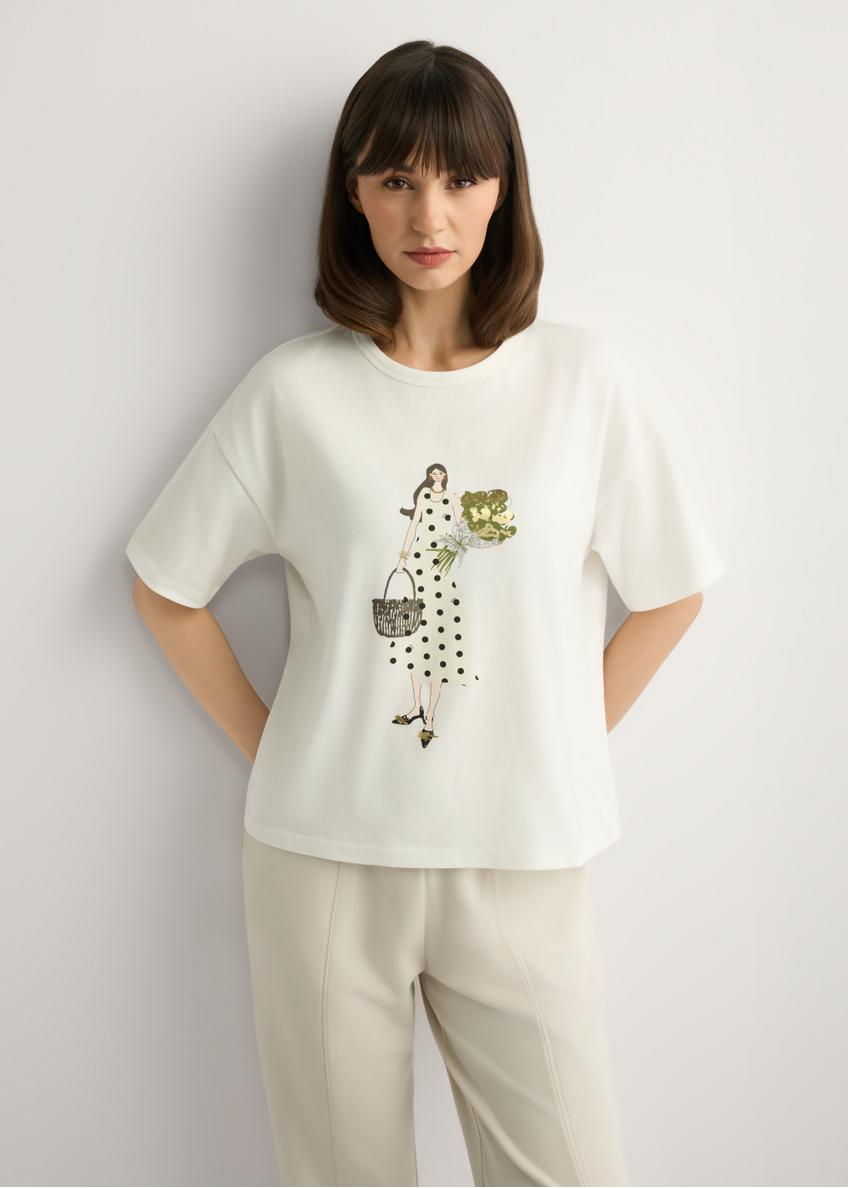 Kremowy T-shirt damski z nadrukiem TSHDT-0161-0B(W26), widok produktu z przodu na modelce. Widoczna połowa sylwetki.