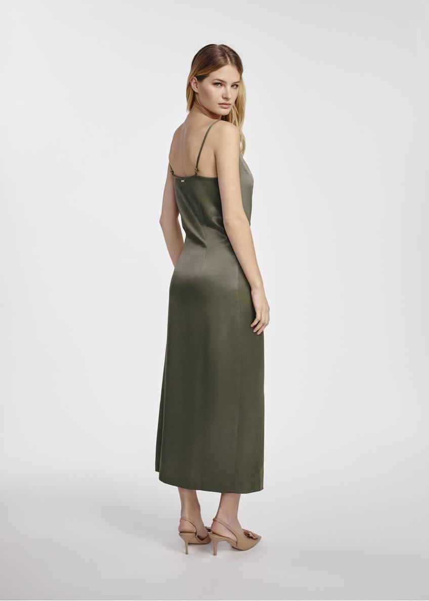 Sukienka khaki z satynowego materiału SUKDT-0218-55(W25)