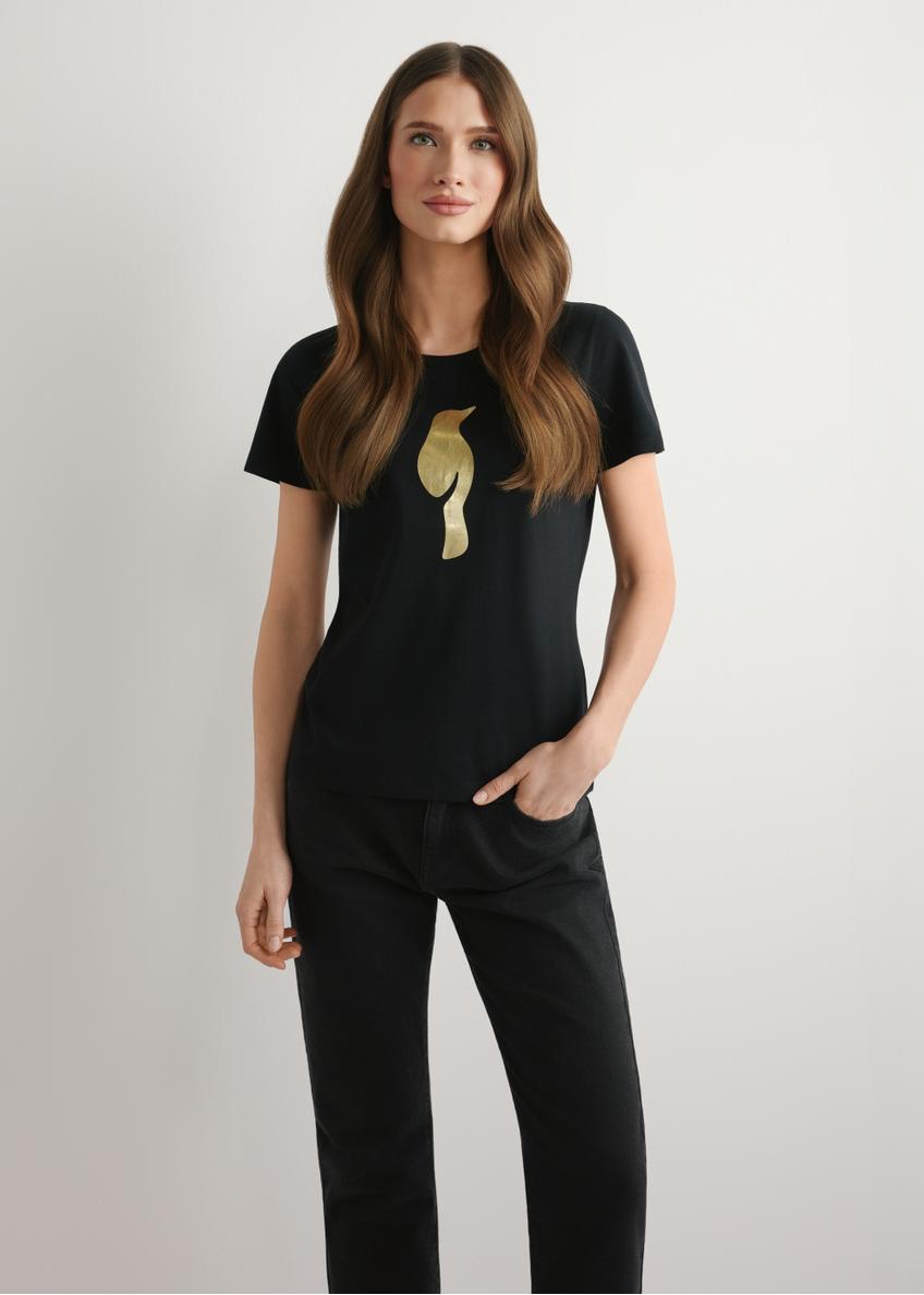 Czarny T-shirt damski z logo TSHDT-0155-99(W26), widok produktu z przodu na modelce. Widoczna połowa sylwetki.