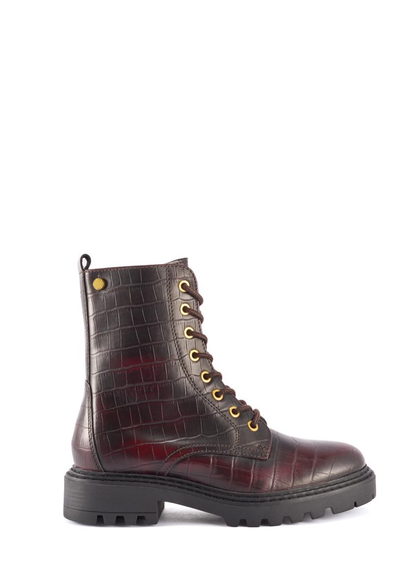 Bordowe botki damskie croco BUTYD-1192-90(Z25), widok produktu z boku na białym tle.