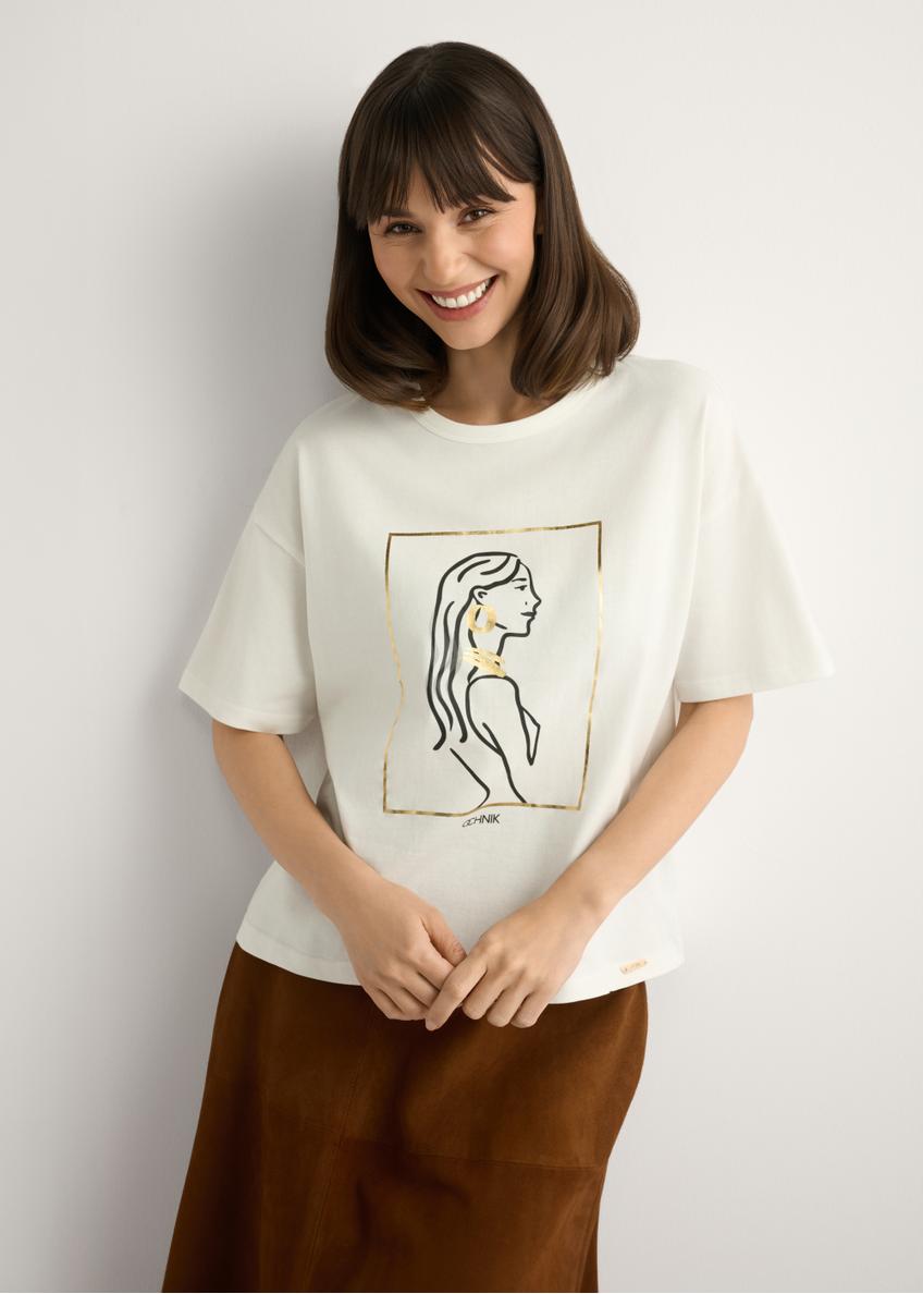 Biały T-shirt damski z nadrukiem TSHDT-0153-0B(W26), widok produktu z przodu na modelce. Widoczna połowa sylwetki.