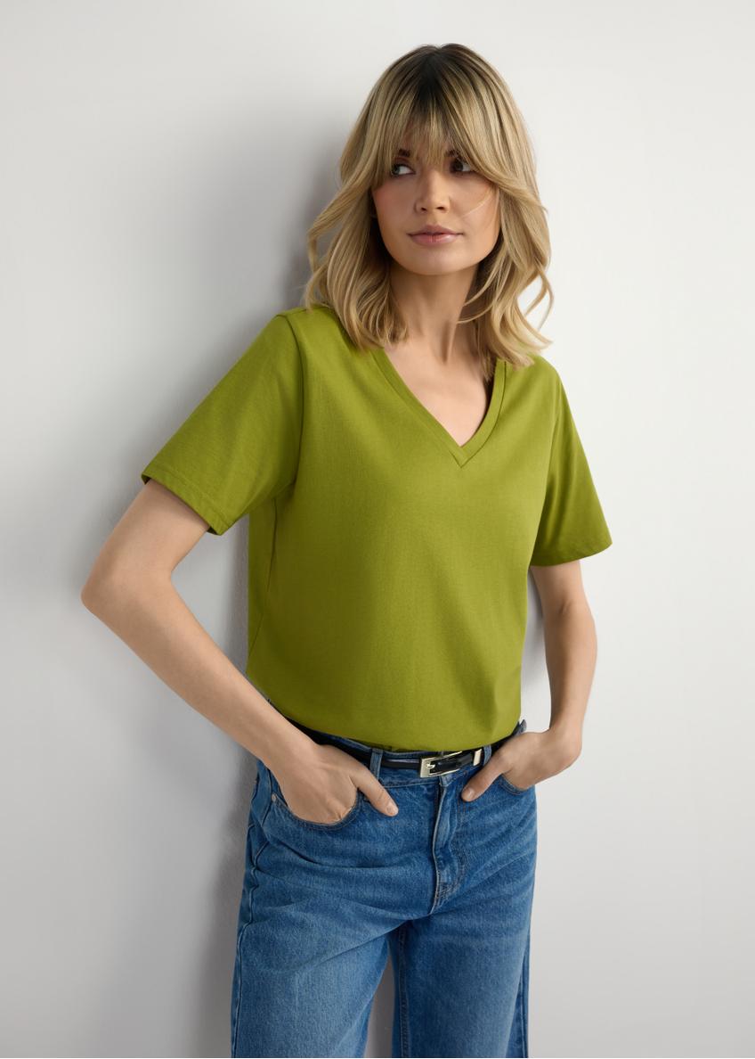 Oliwkowy T-shirt damski basic TSHDT-0120-8E(W26), widok produktu z przodu na modelce. Widoczna połowa sylwetki.