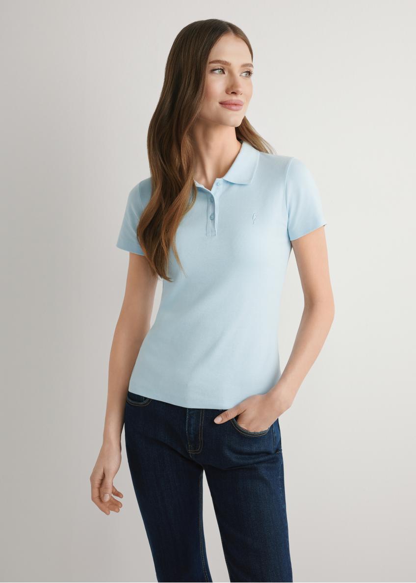 Jasnoniebieska koszulka polo damska POLDT-0006-7A(W26), widok produktu z przodu na modelce. Widoczna połowa sylwetki.